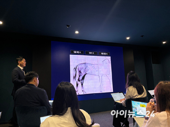 삼성물산은 14일 홍보관에서 열린 기자설명회에서 경쟁사인 포스코이앤씨가 제안한 입찰 제안 이미지와 실제 준공 결과가 달라질 수 있다는 점을 강조하며, 자사 설계의 실현 가능성과 인허가 안정성을 부각했다. [사진=김민지 기자]