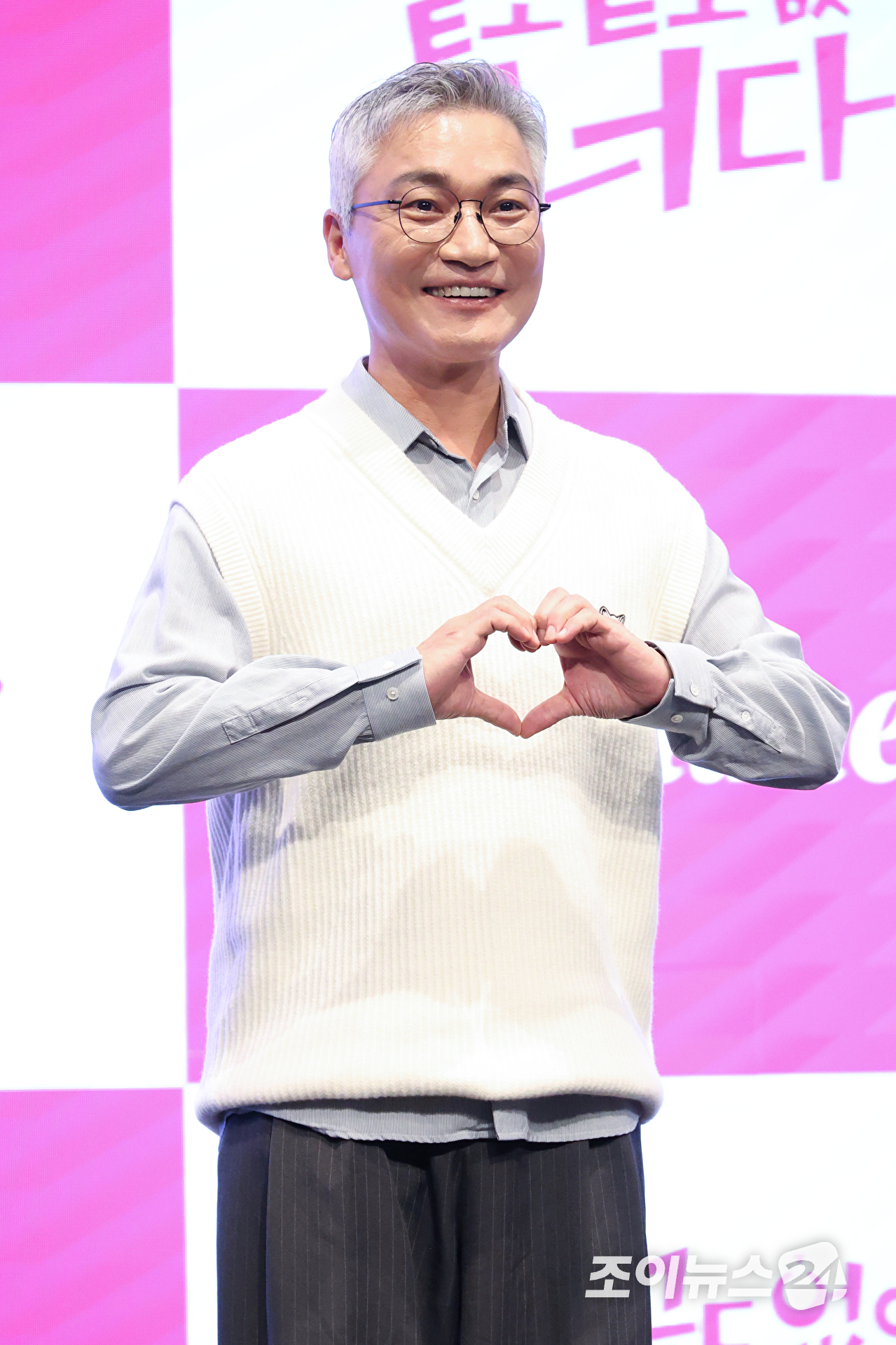 배우 조재윤이 19일 오후 서울 구로구 더세인트에서 진행된 라이프타임 새 토일드라마 '밑도 끝도 없이, 너다' 제작발표회에 참석해 포즈를 취하고 있다. [사진=문수지 기자]