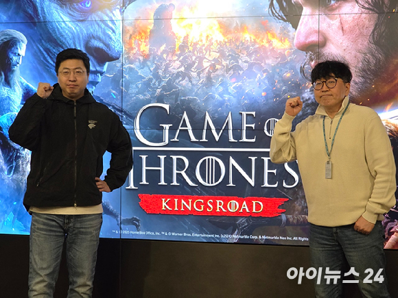 문준기(왼쪽) 넷마블 사업본부장, 장현일 PD가 지난 20일 서울 구로구 넷마블 사옥에서 열린 '왕좌의 게임: 킹스로드' 언론 시연회에서 기념촬영을 하고 있다. [사진=박정민 기자]