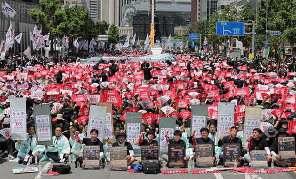 11일 서울 숭례문 앞 세종대로에서 열린 전국공무원노동조합 공무원&middot;교사 노동자대회에서 참석자들이 구호를 외치고 있다. 2026.7.11 [사진=연합뉴스]