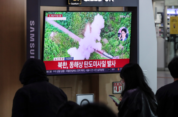북한이 전날에 이어 동해상으로 탄도미사일을 발사한 3일 오전 서울역 대합실에서 시민들이 뉴스를 보고 있다. 2022.11.03. [사진=뉴시스]
