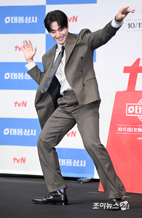 배우 이준호가 1일 오후 서울 구로구 더링크서울 트리뷰트 포트폴리오 호텔에서 열린 tvN 새 토일 '태풍상사' 제작발표회에서 포토타임을 갖고 있다. [사진=곽영래 기자]