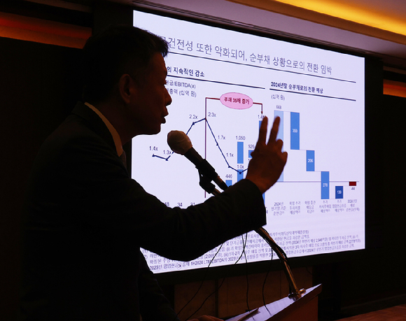 지난달 19일 김광일 MBK파트너스 부회장이 기자간담회에서 공개매수에 나서게 된 배경 등을 발표하고 있다. [사진=연합뉴스]