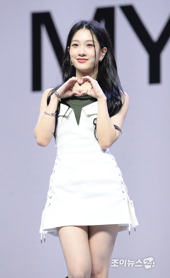 그룹 프로미스나인 이서연이 5일 오후 서울 광진구 예스24 라이브홀에서 진행된 프로미스나인(fromis_9) 첫 번째 정규앨범 '언락 마이 월드(Unlock My World)' 발매 기념 쇼케이스에 참석하고 있다. [사진=정소희 기자]