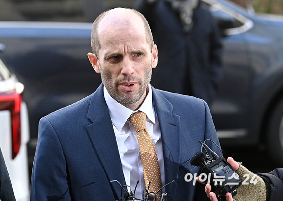 해롤드 로저스 쿠팡 한국법인 임시 대표가 6일 오후 마포구 서울경찰청 광역수사단 반부패수사대에서 국회에서의 증언&middot;감정 등에 관한 법률 위반 혐의 등 관련 2차 조사를 받기 위해 출석하고 있다. [사진=곽영래 기자]