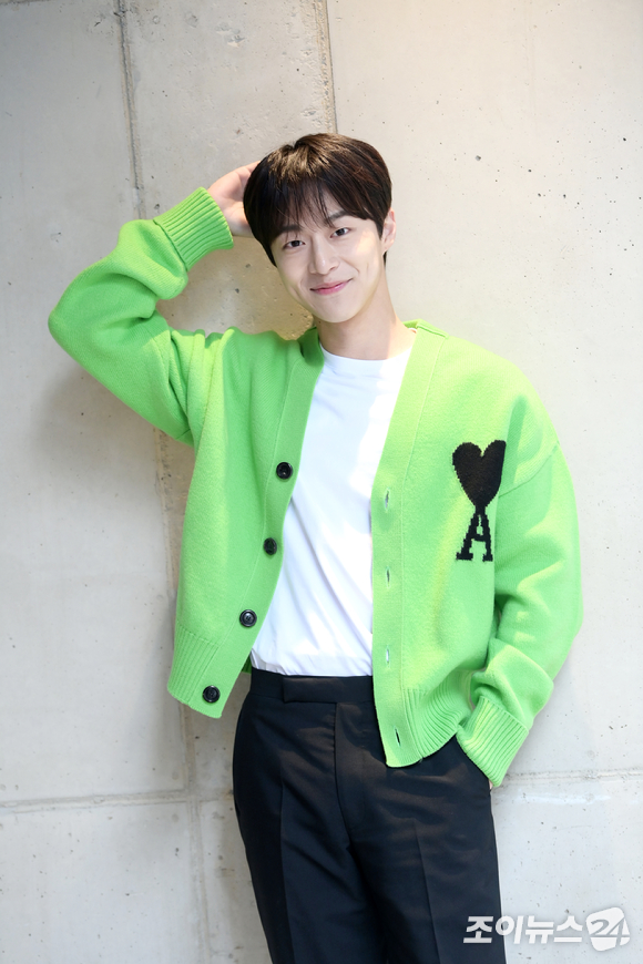 종영한 SBS 월화드라마 '치얼업'에서 연희대 응원단 단장 '박정우' 역 매력적으로 소화한 배우 배인혁이 12일 서울 논현동의 한 카페에서 진행된 라운드 인터뷰에 앞서 포즈를 취하고 있다. [사진=정소희 기자]