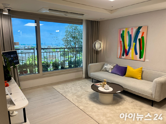 '상도푸르지오클라베뉴' 견본주택에서 방문객들이 모형도를 보고 있다. [사진=안다솜 기자]