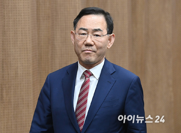 6&middot;3 지방선거 국민의힘 대구시장 경선에서 컷오프(공천 배제)된 주호영 의원이 23일 서울 여의도 국회 소통관에서 불출마 기자회견을 마친 뒤 회견장을 나서고 있다. [사진=곽영래 기자]