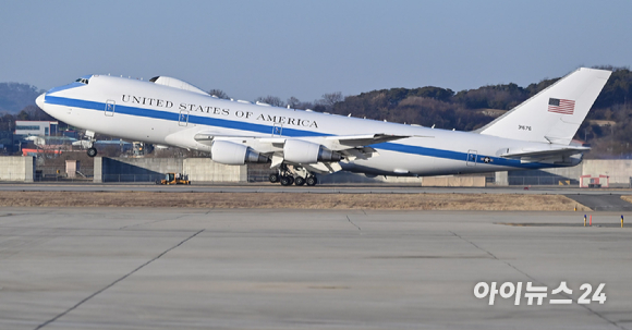 로이드 오스틴 미국 국방부 장관이 탑승한 미 공군기가 30일 오후 경기 오산공군기지에 착륙하고 있다. [사진=사진공동취재단]