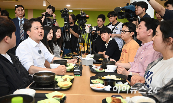 이준석 개혁신당 대선 후보와 안철수 국민의힘 공동선거대책위원장이 21일 경기 성남시 가천대학에서 진행한 '학식먹자 이준석' 행사에서 악수를 나누고 있다. [사진=곽영래 기자]