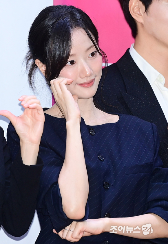 [포토] '클로저' 이나은, 아이돌 짬바 나오는 하트 포즈