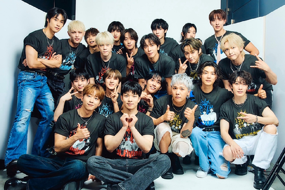 FT아일랜드, 씨엔블루, 엔플라잉, 하이파이유니콘, AxMxP(에이엠피)가 일본 'FNC 밴드 킹덤 2025'에서 포즈를 취하고 있다. [사진=FNC엔터테인먼트]