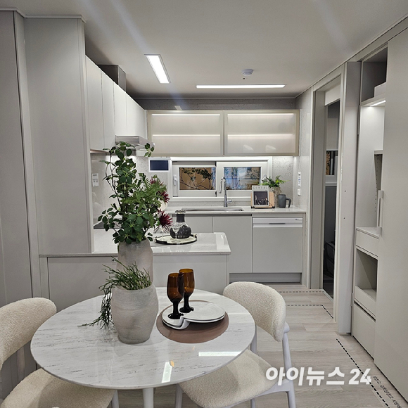 '의왕시청역 SK뷰 아이파크' 견본주택 내 단지 모형도. 2025.11.21 [사진=이효정 기자 ]