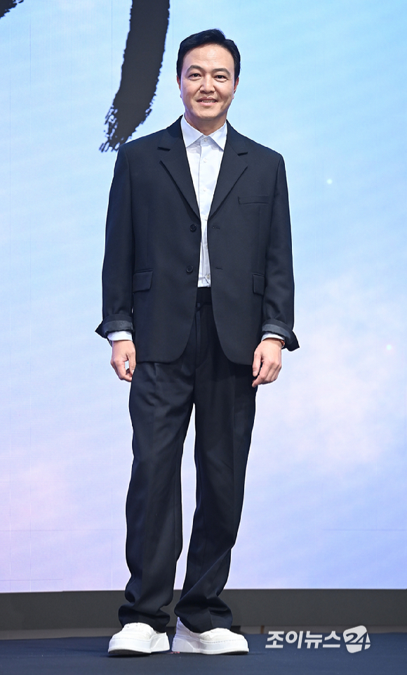 배우 정웅인이 18일 오후 서울 구로구 디큐브시티 더 세인트에서 진행된 KBS 2TV 대하드라마 '문무' 제작보고회에서 포토타임을 갖고 있다. [사진=곽영래 기자]