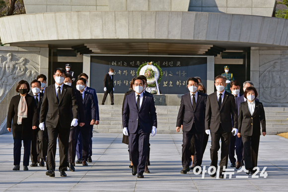 박홍근 더불어민주당 신임 원내대표가 의원들과 함께 29일 서울 동작동 국립서울현충원을 찾아 참배 후 나서고 있다. [사진=국회사진취재단]