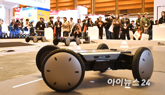 4일 오전 서울 강남구 코엑스에서 열린 2026 스마트공장&middot;자동화산업전(AW2026)에서 현대자동차그룹 로보틱스랩의 모베드(MobED)의 시연이 진행되고 있다. [사진=곽영래 기자]
