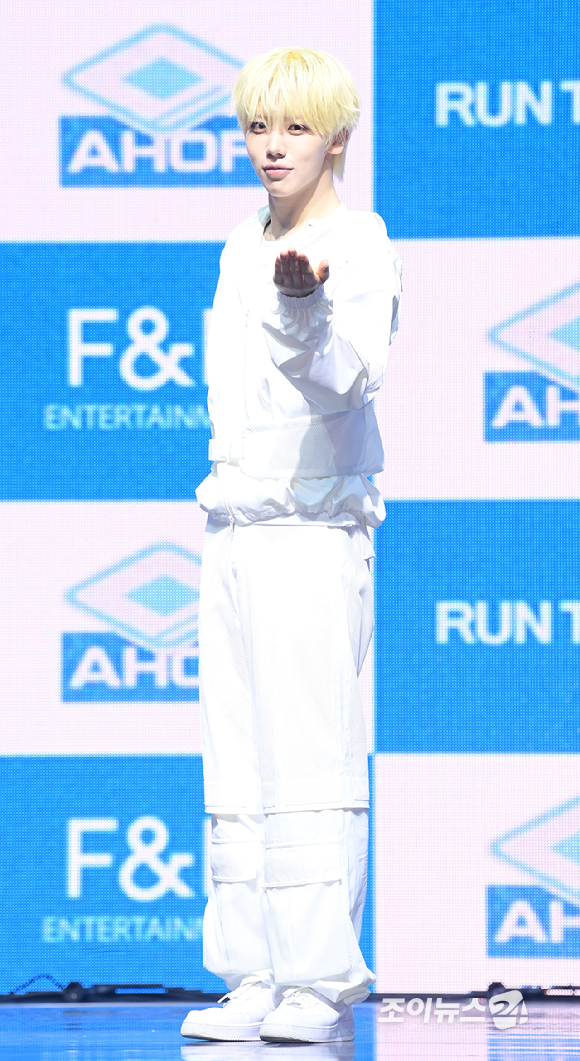 그룹 아홉(AHOF)&nbsp;세 번째 미니 앨범 'RUN TO YOU(런 투 유)' 발매 기념 쇼케이스가 8일 오후 서울 광진구 광장동 예스24라이브홀에서 열렸다.&nbsp;아홉 차웅기가 포토타임을 갖고 있다. [사진=정소희 기자]