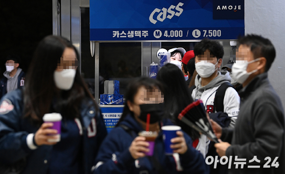 1일 오후 서울 잠실야구장에서 '2021 신한은행 SOL KBO리그' 키움 히어로즈와 두산 베어스의 와일드카드 결정전 1차전이 진행됐다. 야구장을 찾은 관중들이 맥주를 구입하고 있다. [사진=김성진 기자]