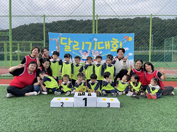 대구 군위군 어린이들이 체육활동을 즐기고 있다. [사진=군위군]