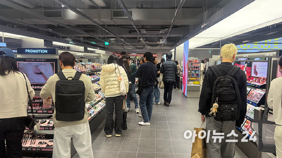 26일 서울 명동 '올리브영 센트럴 명동 타운'에서 외국인 고객들이 상품을 둘러보고 있다. [사진=진광찬 기자]