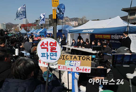 이재명 더불어민주당 대표가 19일 오전 서울 종로구 경복궁역 부근 광화문 민주당 천막농성장에서 열린 현장 최고위원회의에서 모두 발언하고 있다. [사진=국회사진취재단]