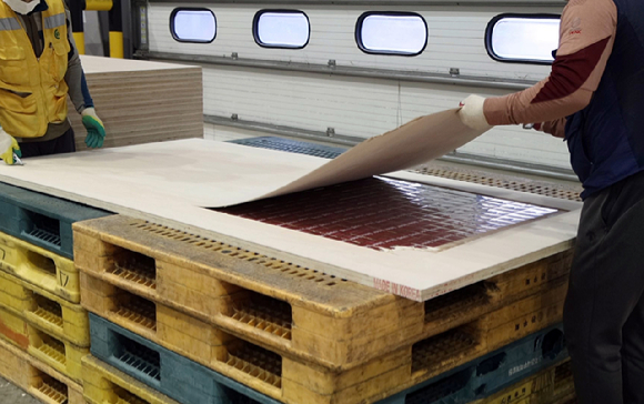 부산세관이 수출 검사 중 합판 속에 숨긴 밀수출 담배를 적발한 모습. [사진=부산세관]