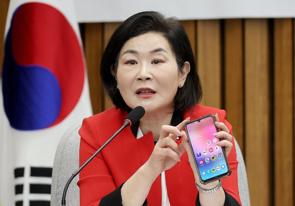 1일 국회에서 열린 국민의힘 SK텔레콤 소비자 권익 및 개인정보보호를 위한 긴급 간담회에서 당 TF 위원장을 맡은 김희정 의원이 발언하고 있다. [사진=연합뉴스]