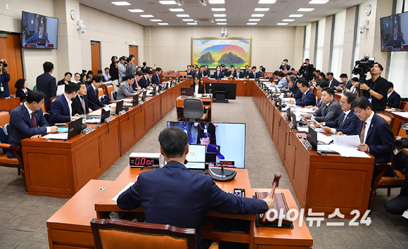 유동수 위원장이 2일 서울 여의도 국회에서 열린 정무위원회의 공정위 등에 대한 국정감사에서 의사봉을 두드리고 있다. [사진=곽영래 기자]