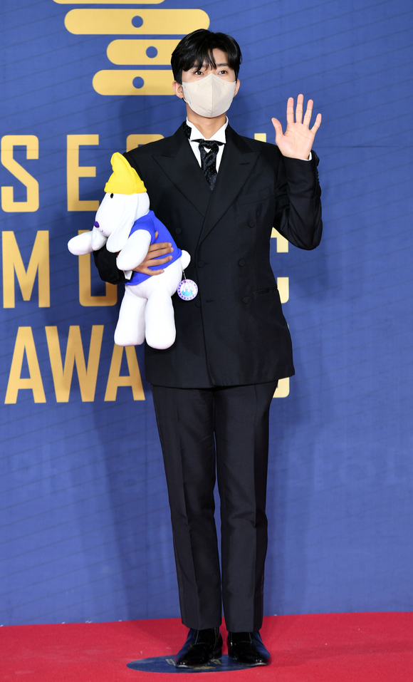 가수 임영웅이 23일 서울 구로구 고척동 고척스카이돔에서 진행된 '제31회 하이원 서울가요대상' 레드카펫 행사에 참석해 포즈를 취하고 있다. [사진=스포츠서울]