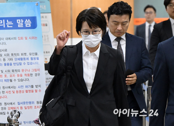 '쿠팡 퇴직금 미지급 사건'을 무혐의 처분하도록 외압을 행사한 혐의를 받는 김동희 부산고검 검사가 16일 서울 서초구 서울중앙지법으로 출석하고 있다. [사진=사진공동취재단 ]