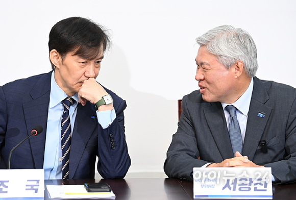조국혁신당 조국 비상대책위원장과 서왕진 원내대표가 18일 국회에서 열린 비상대책위원회의에서 대화를 나누고 있다. [사진=곽영래 기자]