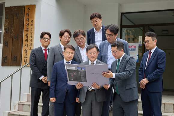 정경구 HDC현대산업개발 대표이사(첫줄 왼쪽 두 번째)가 지난 14일 방배신삼호아파트 재건축 현장을 방문해 설명을 듣고 있다. [사진=HDC현대산업개발]