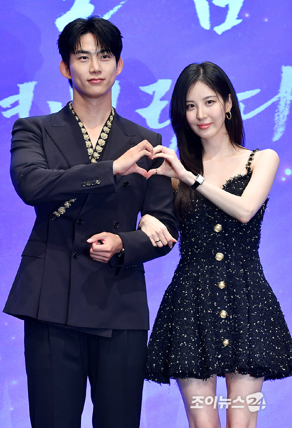 그룹 2PM 옥택연, 소녀시대 서현이 11일 오후 서울 구로구 신도림동 더세인트에서 진행된 KBS2 새 수목드라마 '남주의 첫날밤을 가져버렸다' 제작발표회에 참석해 포즈를 취하고 있다. [사진=문수지 기자]