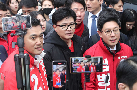 한동훈 국민의힘 비상대책위원장이 20일 오후 서울 광진구 화양동에서 '시민이 안전한 대한민국' 현장 공약 발표를 하기 위해 이동하고 있다.<BR>(공동취재) [사진=뉴시스]