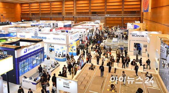4일 오전 서울 강남구 코엑스에서 열린 2026 스마트공장&middot;자동화산업전(AW2026)에서 관람객들이 부스를 둘러보고 있다. [사진=곽영래 기자]