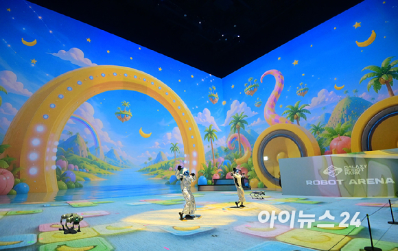 21일 오후 서울 강동구 고덕동에 위치한 로봇복합문화공간 'GALAXY ROBOT PARK'(갤럭시 로봇 파크) 그랜드 오픈 기자간담회가 열렸다. 로봇 아레나에서 로봇들이 공연을 선보이고 있다. [사진=정소희 기자]