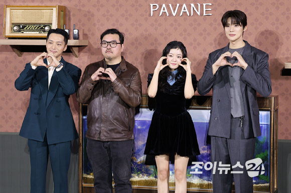 배우 변요한, 이종필 감독, 배우 고아성, 문상민이 12일 오전 서울 강남구 삼성동 메가박스 코엑스점에서 열린 넷플릭스 영화 '파반느'(감독 이종필) 제작보고회에 참석해 포즈를 취하고 있다. [사진=문수지 기자]