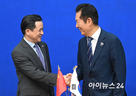 정청래 더불어민주당 대표가 11일 오전 서울 여의도 국회에서 다이빙 주한중국대사를 접견, 기념촬영을 하고 있다. [사진=곽영래 기자]