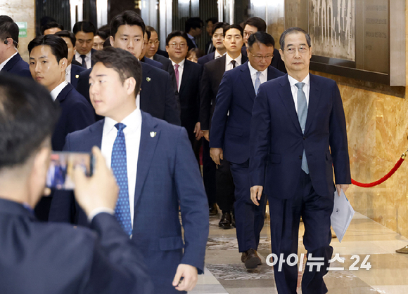 한덕수 대통령 권한대행 국무총리가 24일 서울 여의도 국회 본회의에서 추가경정예산안 시정연설을 하기 위해 입장하고 있다. [사진=곽영래 기자]