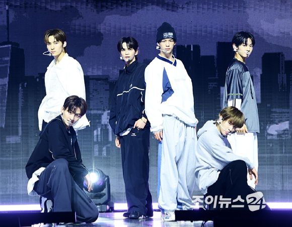 그룹 TWS(투어스)가 22일 오후 서울 한남동 블루스퀘어에서 열린 TWS(투어스) 데뷔 미니 1집 'Sparkling Blue' 발매 기념 미디어 쇼케이스에서 '오마마' 무대를 선보이고 있다. [사진=정소희 기자]