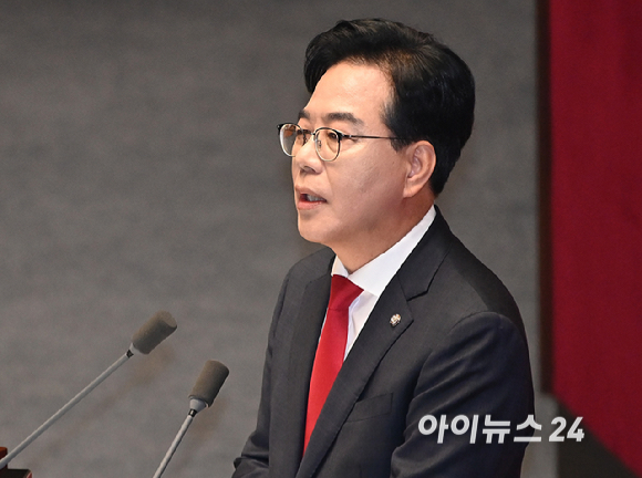 송언석 국민의힘 원내대표가 10일 서울 여의도 국회 본회의에서 교섭단체 대표 연설을 하고 있다. [사진=곽영래 기자]