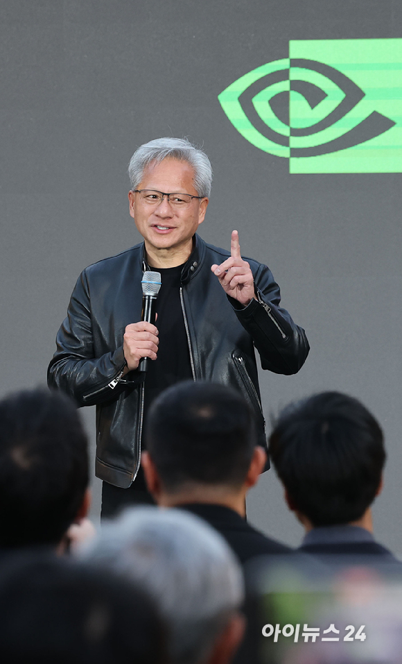 젠슨 황 엔비디아 최고경영자(CEO)가 8일 서울 중구 신라호텔에서 열린 '엔비디아 코리아 AI 에코시스템 리셉션'에 참석해 스피치를 하고 있다. [사진=정소희 기자]
