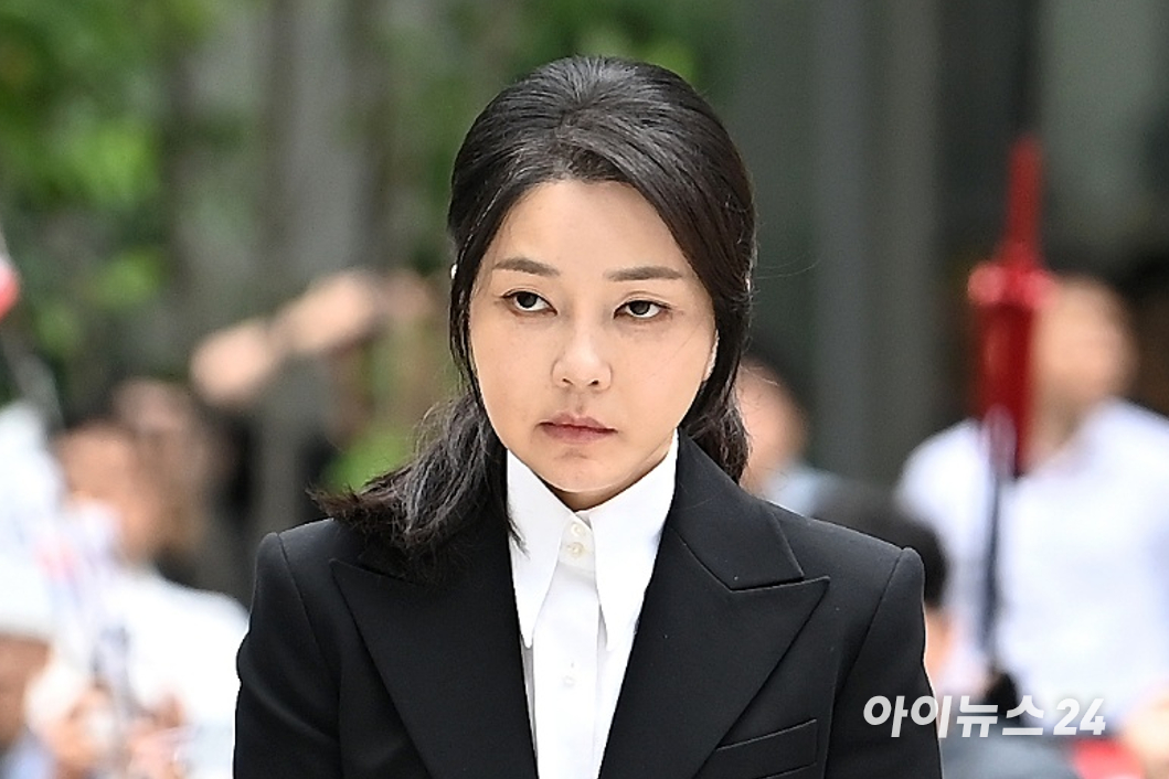 윤석열 전 대통령의 부인 김건희 여사가 6일 서울 종로구에 마련된 김건희 특검팀(특별검사 민중기) 사무실에 조사를 받기 위해 피의자 신분으로 출석하고 있다. [사진=곽영래 기자]