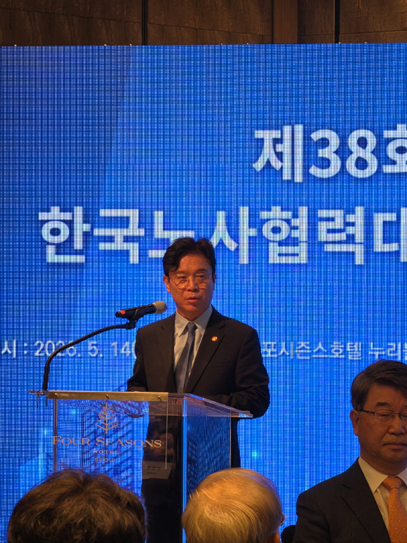 전영현 삼성전자 DS부문장 부회장(오른쪽 두 번째) 등 DS 부문 사장단이 15일 삼성전자 평택캠퍼스 내 초기업노조 삼성전자 지부 사무실을 찾아 최승호 위원장(왼쪽 두 번째) 등 노조 관계자들과 면담하고 있다. [사진=독자 제공]