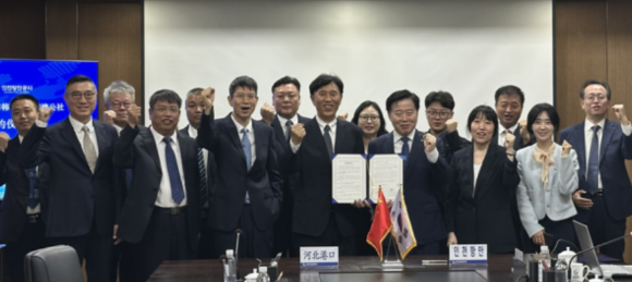 인천항만공사가 9일 허베이성 항만그룹과 우호 항만 업무 협약을 체결한 후 기념 촬영을 하고 있다. [사진=인천항만공사]