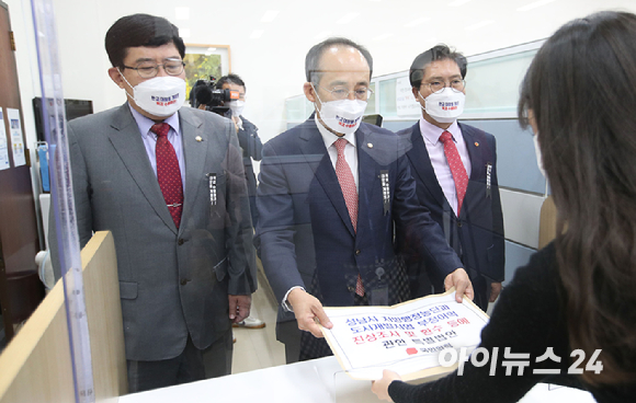 추경호 국민의힘 원내수석부대표(가운데)와 송석준 국토위 간사(오른쪽), 윤창현 의원(왼쪽)이 5일 서울 여의도 국회에서 '성남시 지방행정농단과 도시개발사업 부정이익 진상조사 및 환수 등에 관한 특별법안'을 제출하고 있다. [사진=김성진 기자]