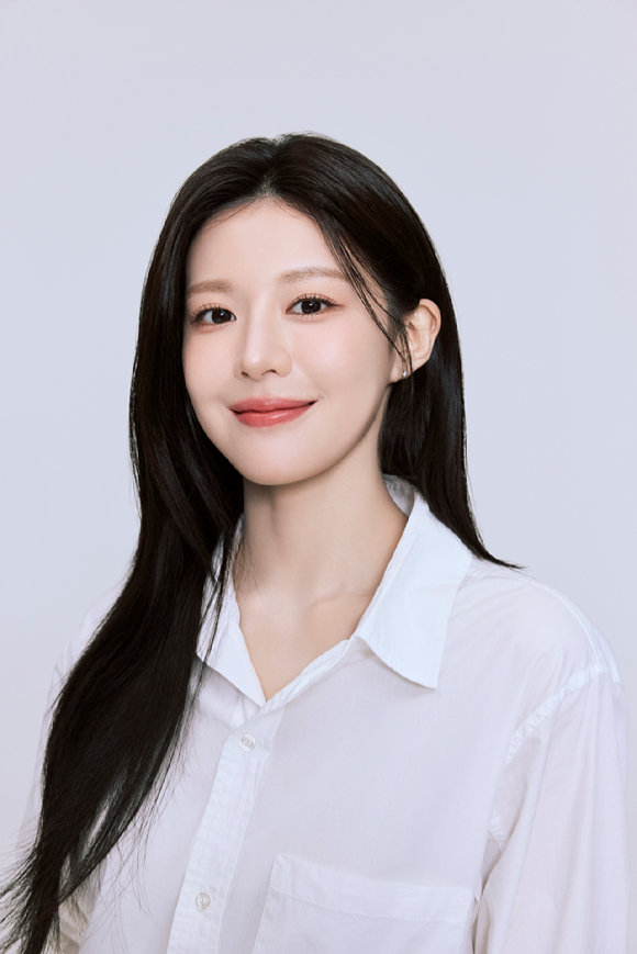'언젠가는 슬기로울 전공의 생활'에 출연한 배우 고윤정이 인터뷰에 앞서 사진촬영을 하고 있다. [사진=MAA]