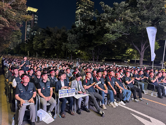 김현정 더불어민주당 의원과 한창민 사회민주당 의원을 비롯한 참석자들이 11일 서울 여의도 의사당대로에서 열린 국책은행 지방이전 저지 총력투쟁 결의대회에 참석하고 있다. [사진=임우섭 기자]