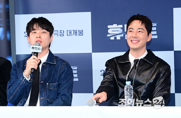 배우 박정민과 조인성이 4일 오후 서울 CGV 용산아이파크몰에서 열린 영화 '휴민트'(감독 류승완) 언론시사회에 참석하고 있다. [사진=정소희 기자]