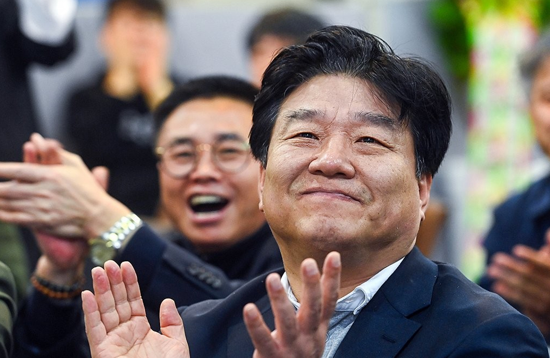 2024년 4월 10일 제22대 국회의원선거 안산갑에 출마한 더불어민주당 양문석 후보가 오후 경기도 안산시 상록구 선거사무소에서 개표방송을 보며 웃고 있다. 양 후보는 선거에서 당선됐으나 '대출사기' 등 혐의로 기소돼 12일 대법원에서 징역형의 집행유예를 확정받고 의원직을 박탈당했다. 2024.4.10 [경기사진공동취재단] [사진=연합뉴스]